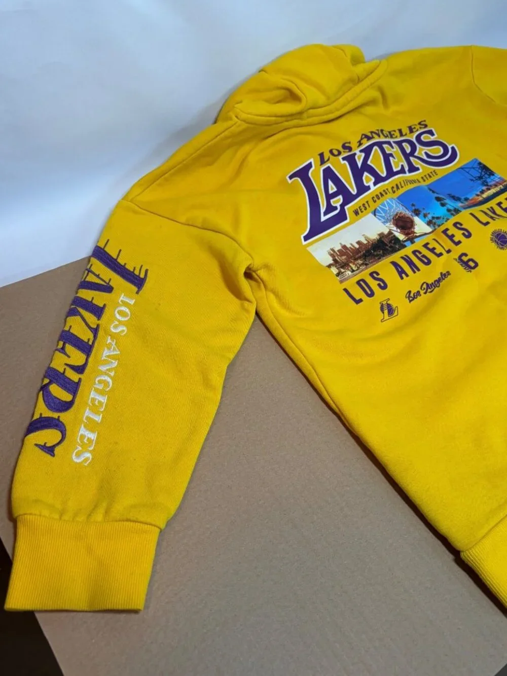 Los Angeles Lakers Yellow Hooded Sweatshirt NBA Logo Western 10-11 years